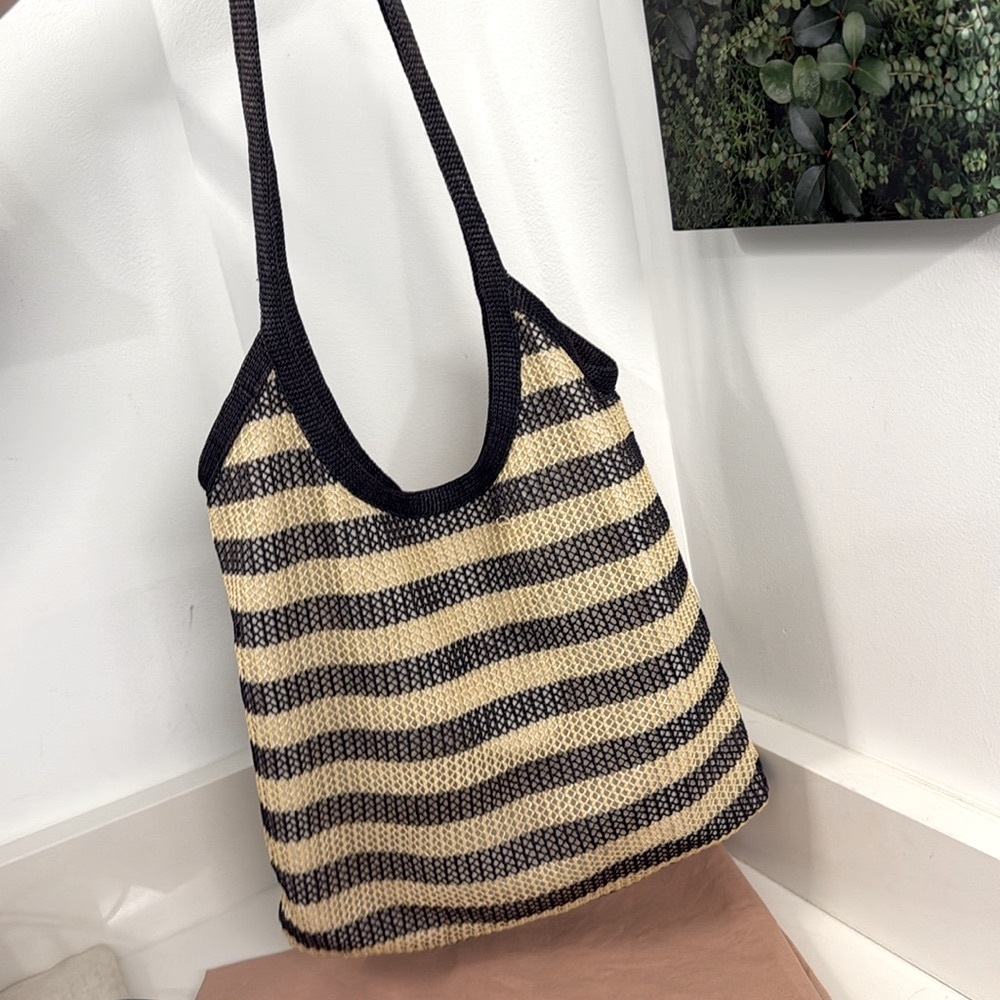 Miu Miu Logo Raffia Effect Tote Bag - Picture 3 of 13